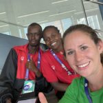 Eine FIBS Mitarbeiterin mit zwei Spieler*innen des Unified Basketballteam aus Kenia 